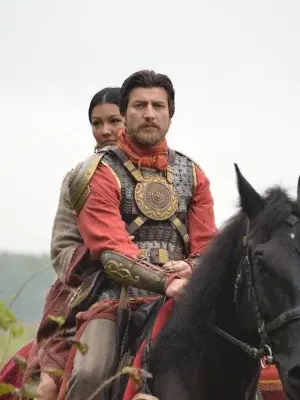 Александр Устюгов и Аружан Джазильбекова в сериале «Золотая орда». Фото:  