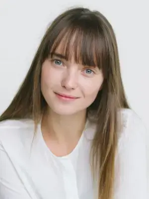 Хотела быть врачом, но передумала и стала звездой кино: чем известна Алена Константинова – одна из самых ярких актрис России