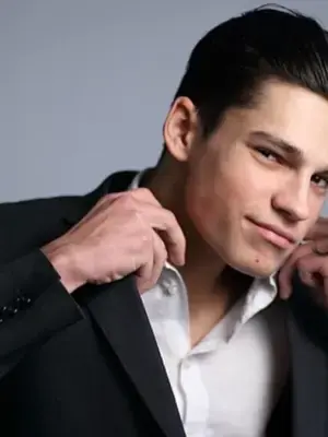 Рано потерял отца, хотел уйти в армию и попал в Голливуд: история жизни Романа Васильева – того самого красавчика из сериалов