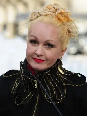 Блондинка с тонким запоминающимся голосом и странным вкусом в одежде: кто такая Синди Лопер