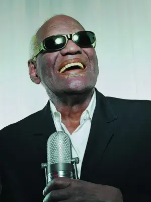 Слепой афроамериканец, отца соула, блестящий пианист, композитор и аранжировщик: Рэй Чарльз — жизнь и творчество 