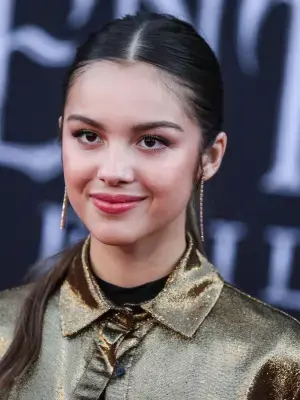 Штурмом взяла чарты с дебютным альбомом и стала кумиром подростков: путь к успеху Оливии Родриго