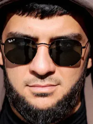 Ислам Итляшев.