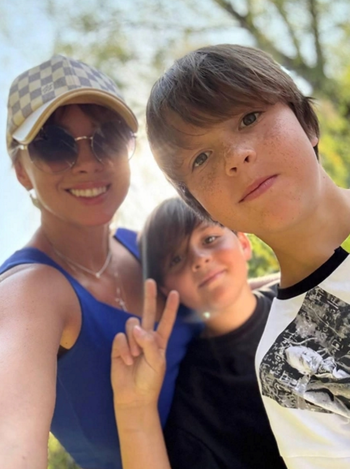 Полина Диброва с сыновьями на школьной линейке