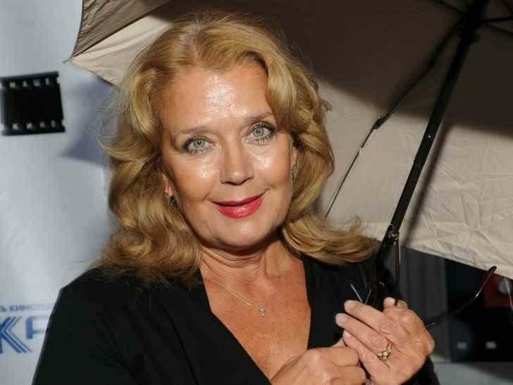 Мәскеудегі ерлі-зайыптылар жыныстық қатынас үшін ер адамды іздейді. Байқаусызда ұятты жерлерін ашқан қыздардың суреттері