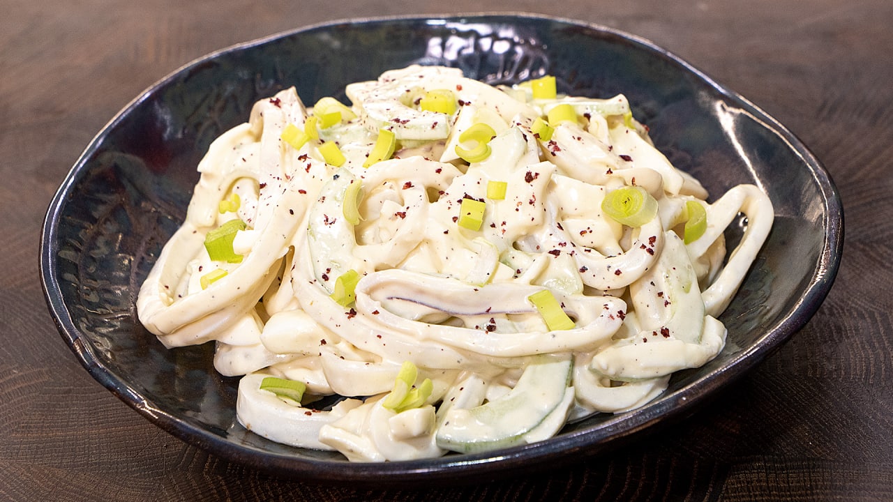 Салат из кальмаров. Салат с кальмарами и яйцом. Салат из кальмаров с яйцом. Кальмар в майонезе. Вкусный салат с кальмарами.