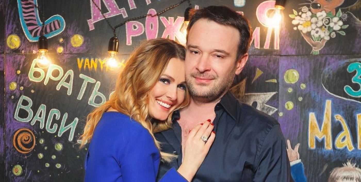 Іштің астындағы кеуделердің фотосуреттері